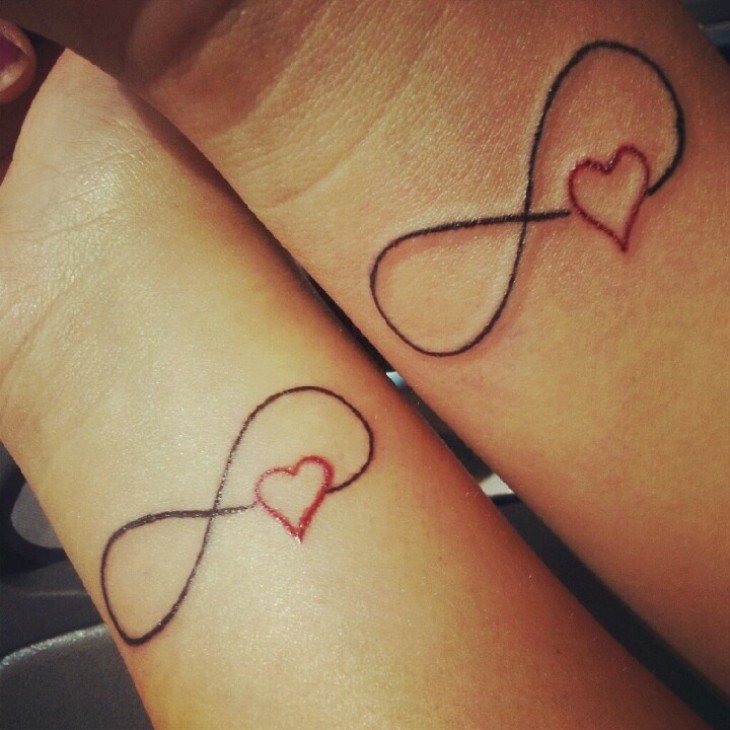 tatouage infini avec un coeur