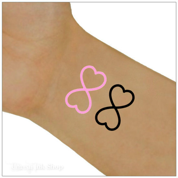 tatouage infini avec un coeur