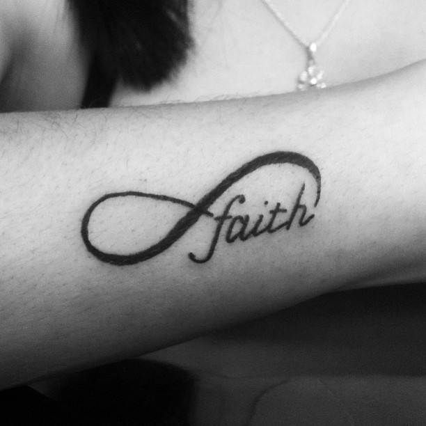 tatouage infini bras