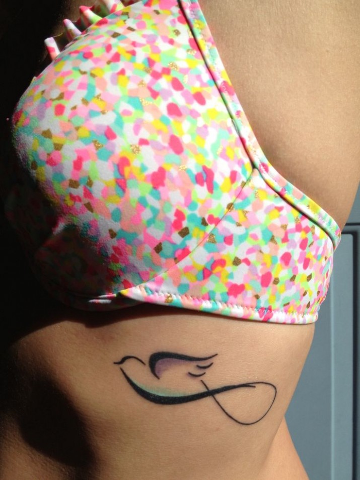tatouage infini cote