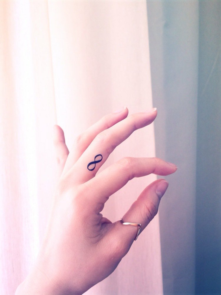 tatouage infini doigt