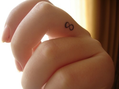 tatouage infini doigt