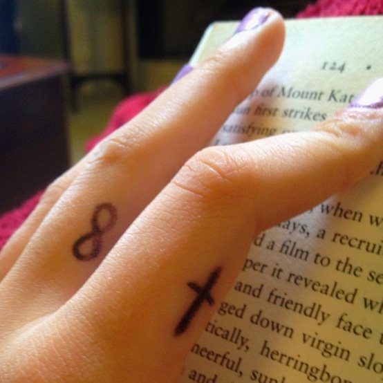 tatouage infini doigt