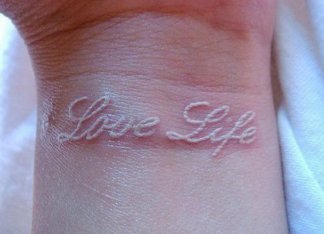 tatouage infini encre blanche
