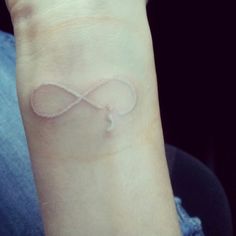 tatouage infini encre blanche