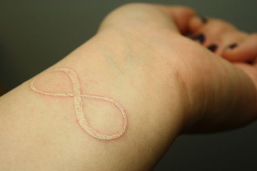 tatouage infini encre blanche