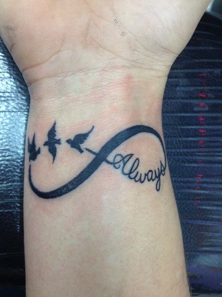tatouage infini et hirondelle