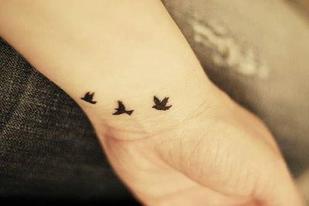 tatouage infini et hirondelle