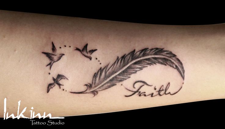 tatouage infini et plume