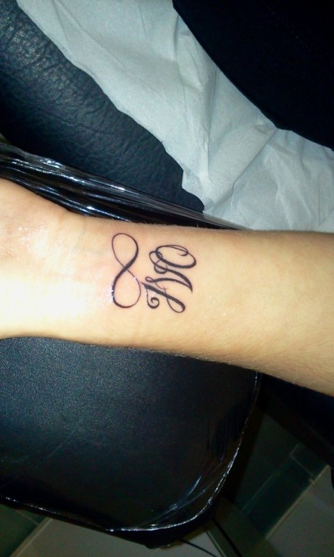 tatouage infini initiale
