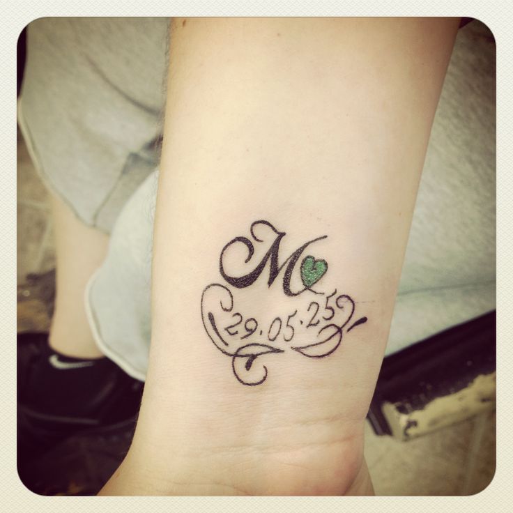 tatouage infini initiale