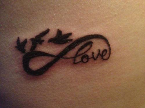 Tatouage infini love nuque