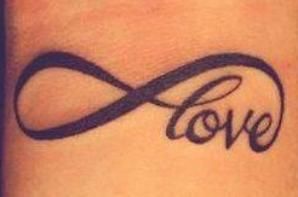tatouage infini love nuque