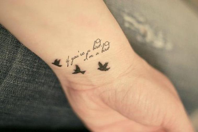 tatouage infini love poignet