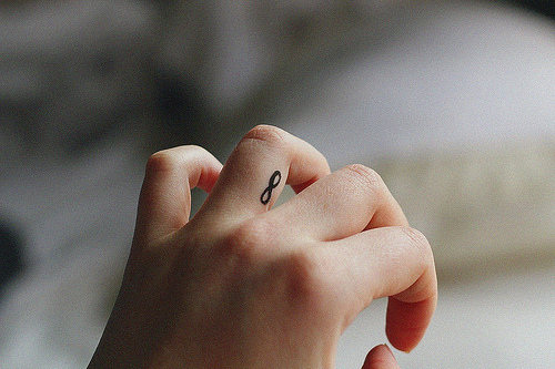 Tatouage infini main