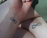 tatouage infini main
