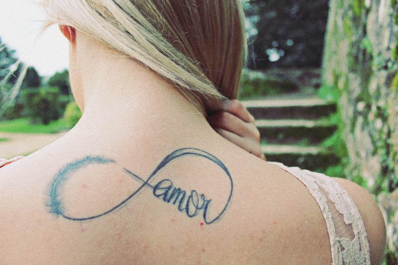 tatouage infini nuque