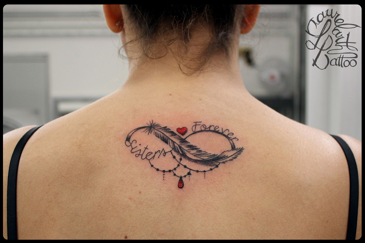 tatouage infini omoplate