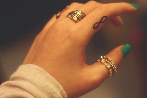 tatouage infini sur le doigt