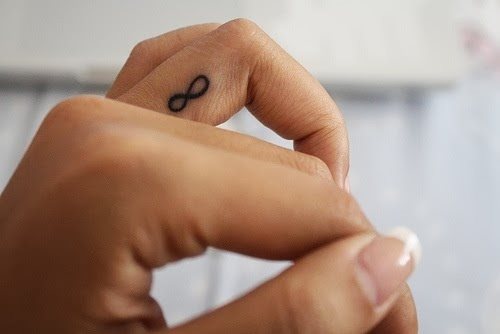 tatouage infini sur le doigt