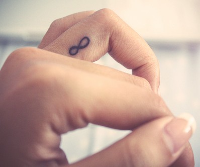 tatouage infini sur le doigt