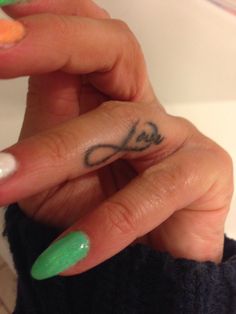 tatouage infini sur le doigt