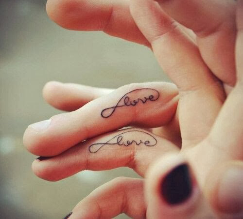 tatouage infini sur le doigt