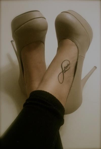 Tatouage infini sur le pied