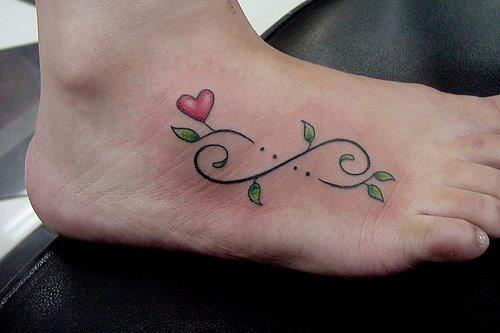 tatouage infini sur le pied