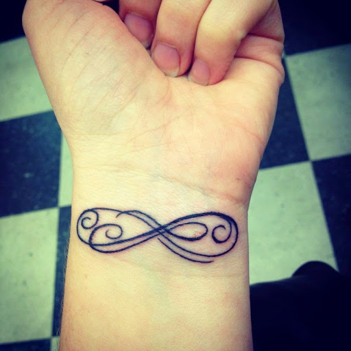 tatouage infini sur le pied