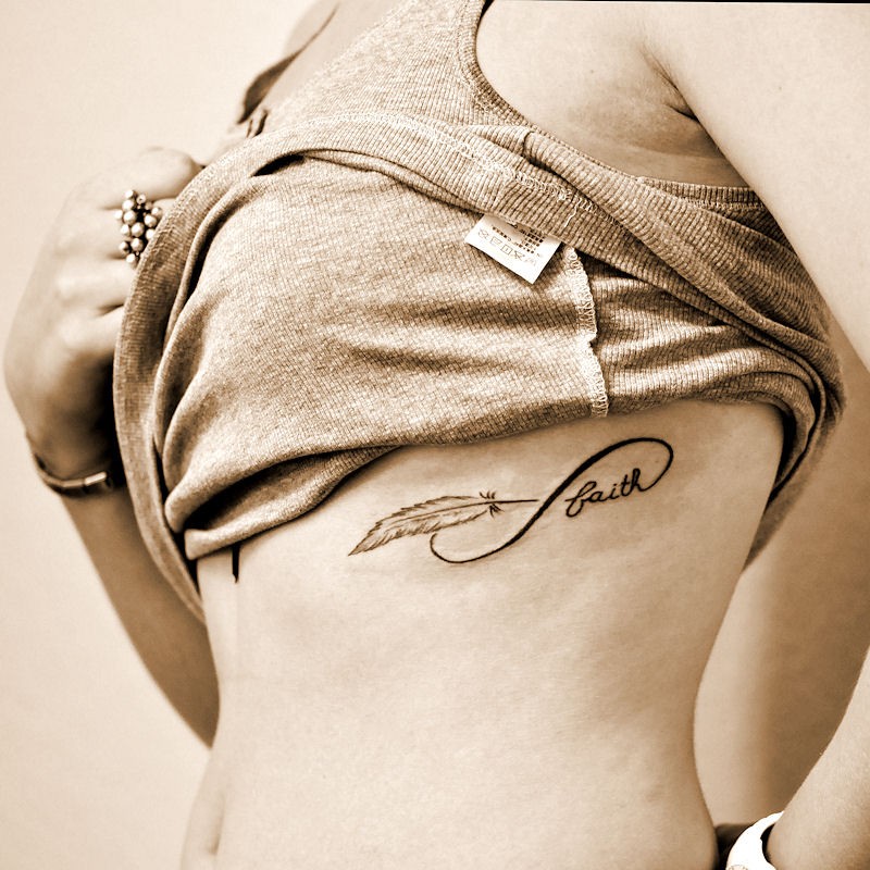 tatouage infini sur les cotes