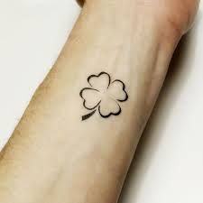 tatouage infini trefle