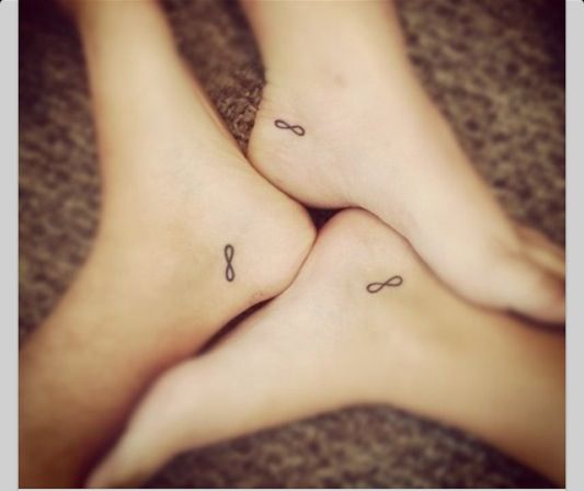 tatouage infinity friends