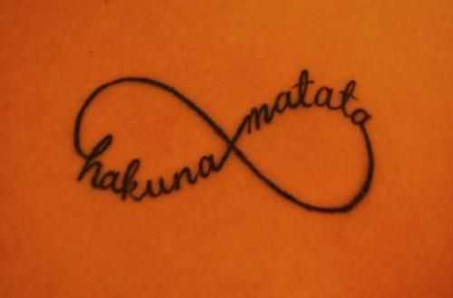 tatouage infinity hakuna matata