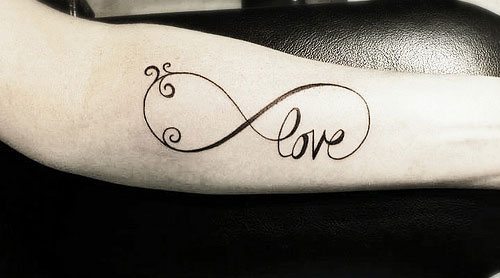 tatouage infinity love
