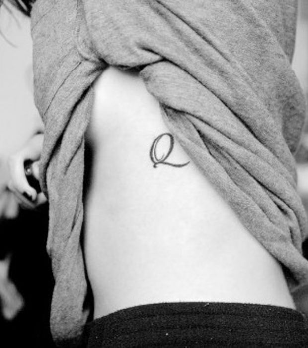 tatouage initial sur les cotes