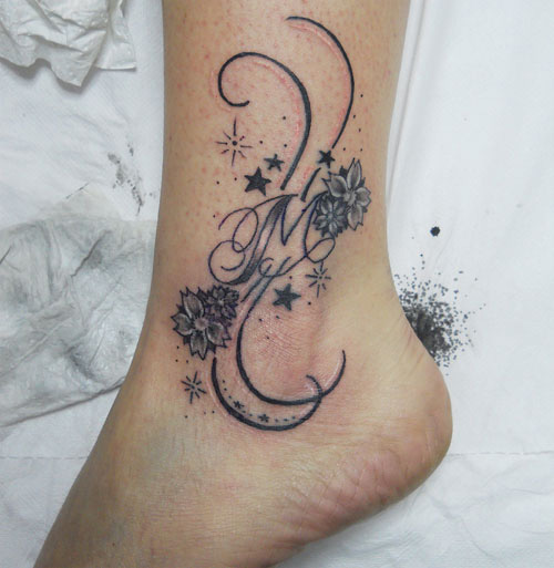 tatouage initiale arabesque