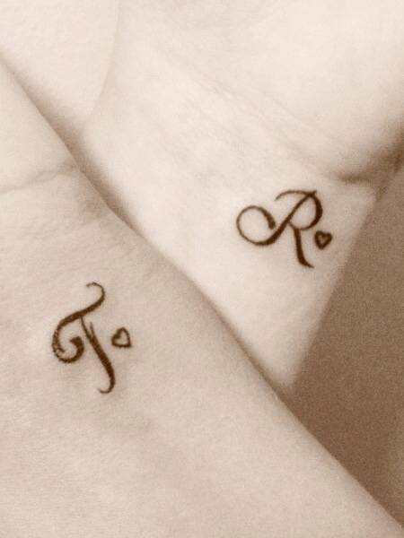 tatouage initiale au poignet
