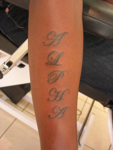 tatouage initiale avant bras