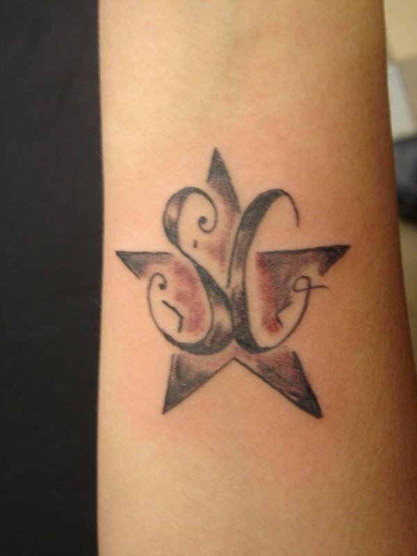 tatouage initiale avec etoiles