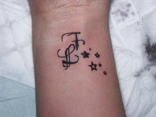 tatouage initiale avec etoiles