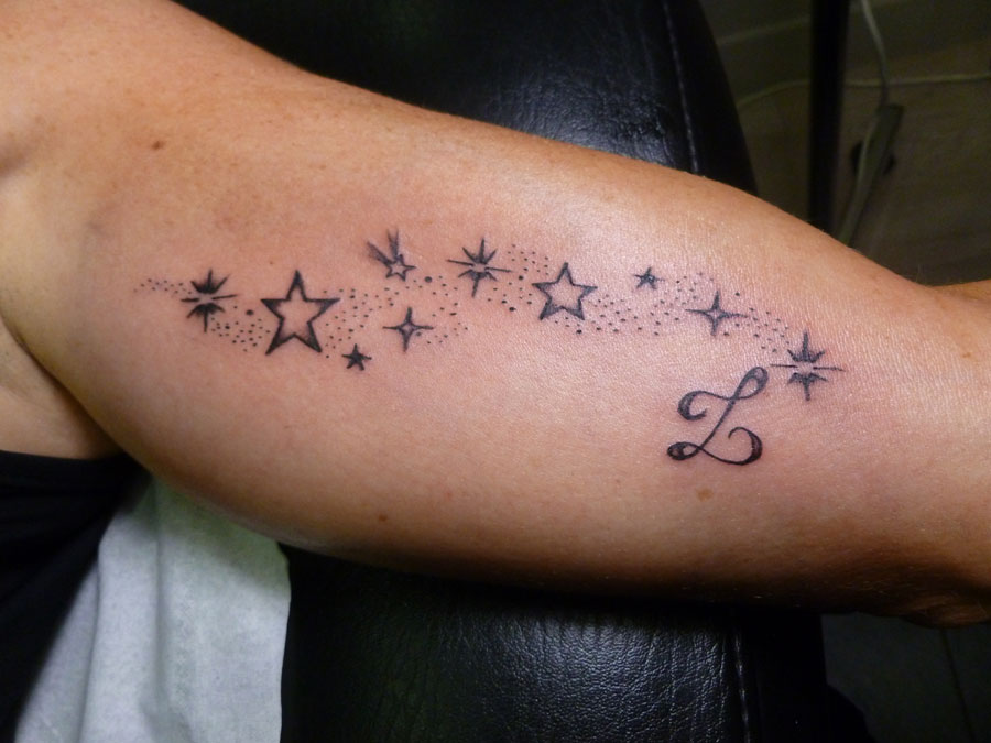 tatouage initiale avec etoiles