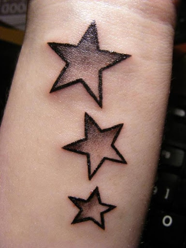 tatouage initiale avec etoiles