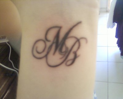 tatouage initiale b