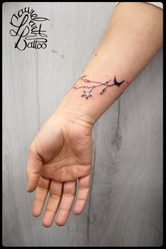 tatouage initiale biceps