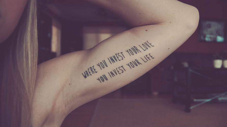 tatouage initiale biceps