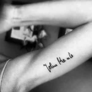 tatouage initiale biceps