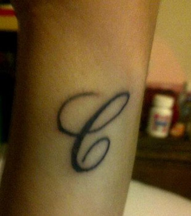 tatouage initiale c