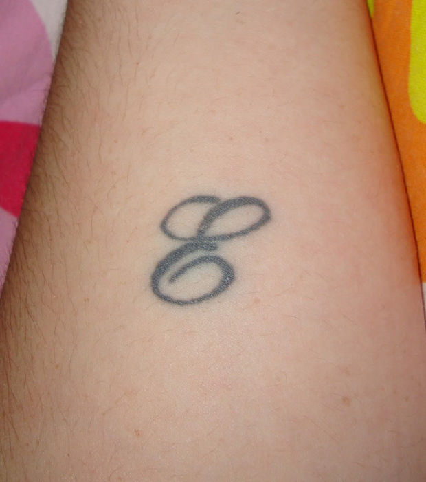 tatouage initiale c