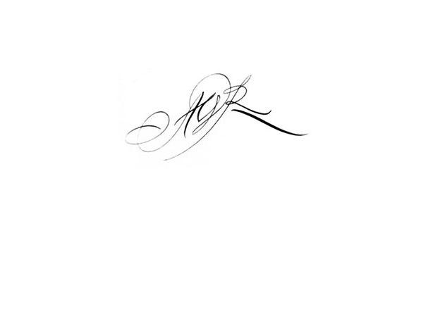 Tatouage initiale calligraphie